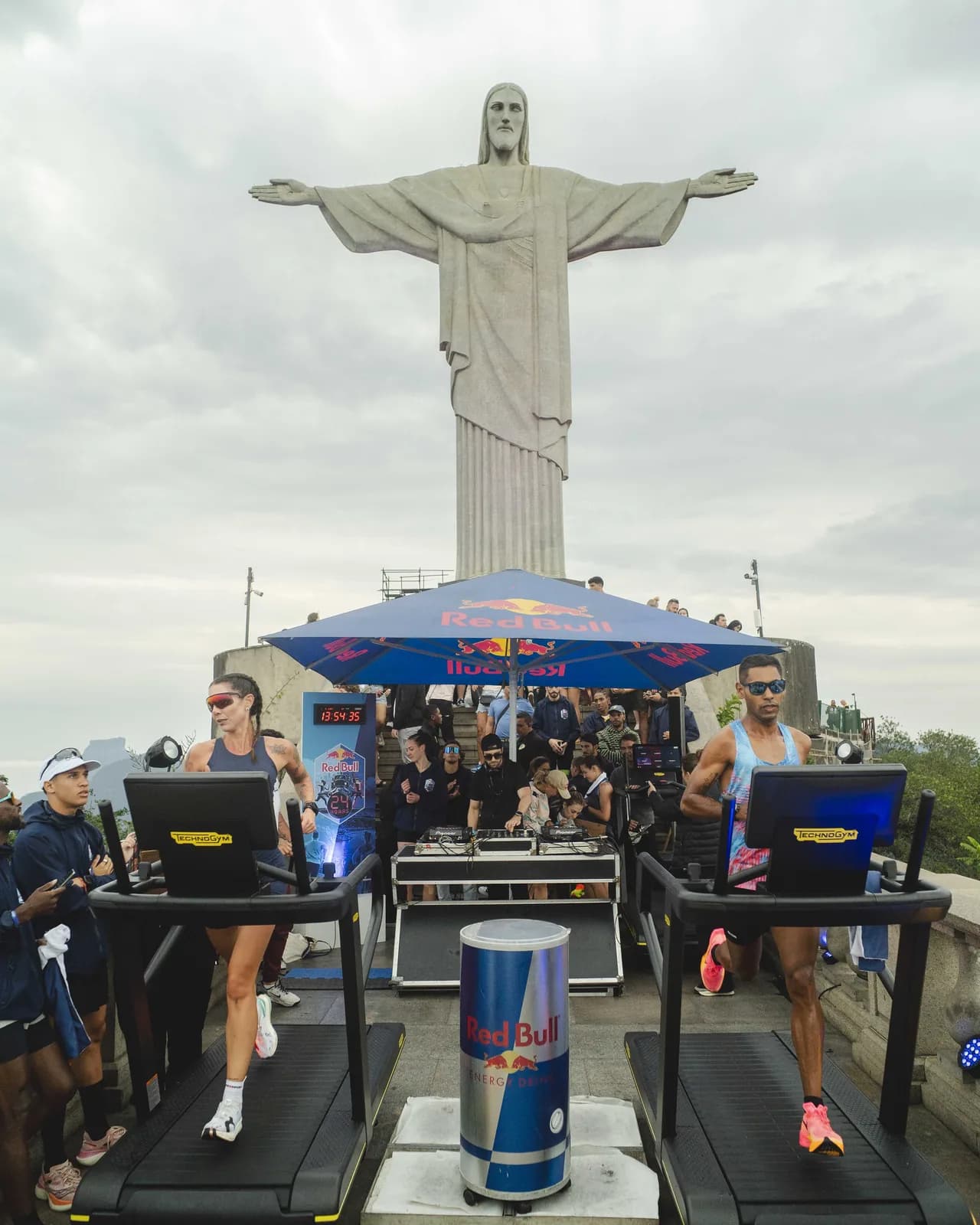 Estrutura de DJ montada aos pés do Cristo Redentor, no Rio