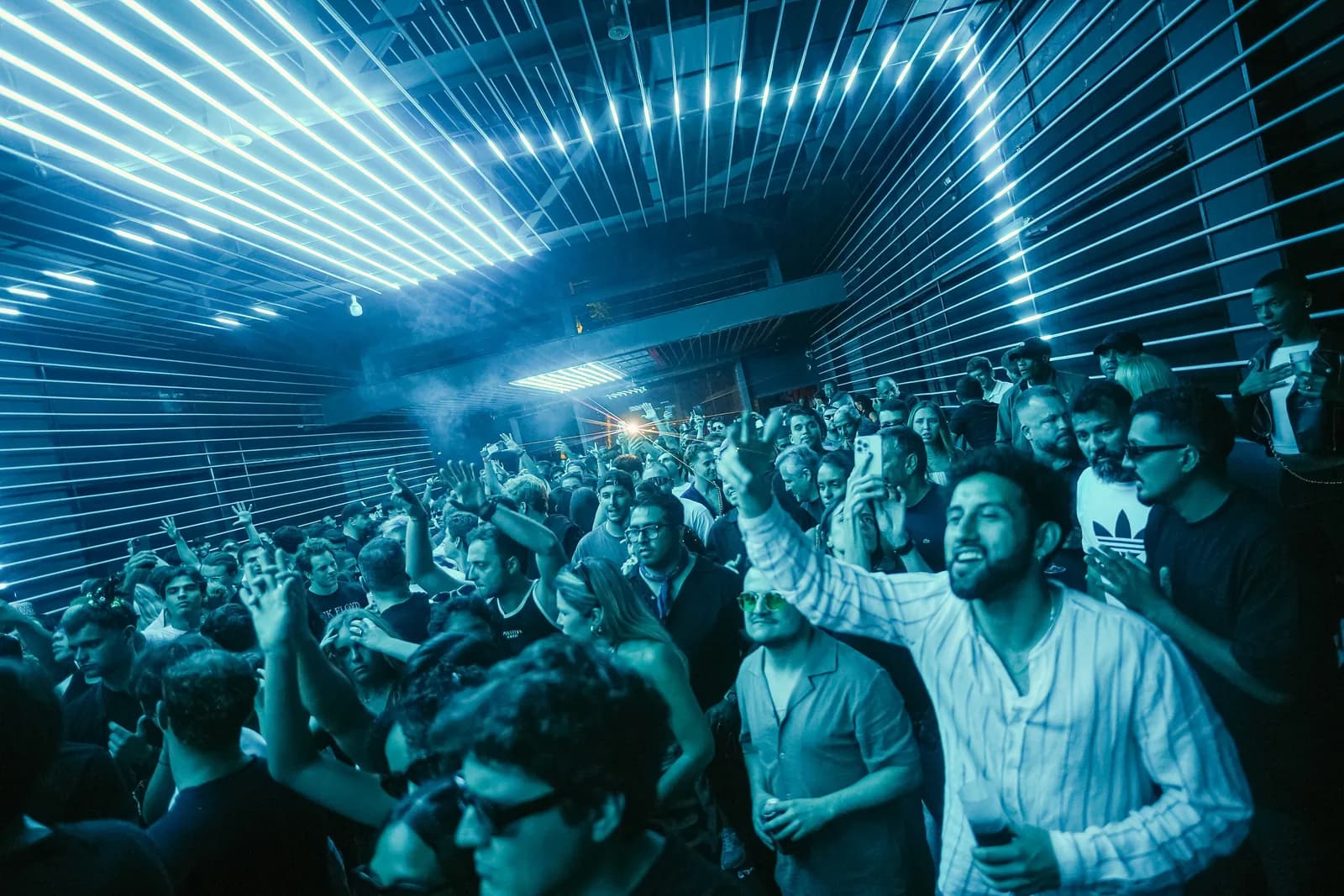 Pista lotada da D.Edge sob o teto de LED azul