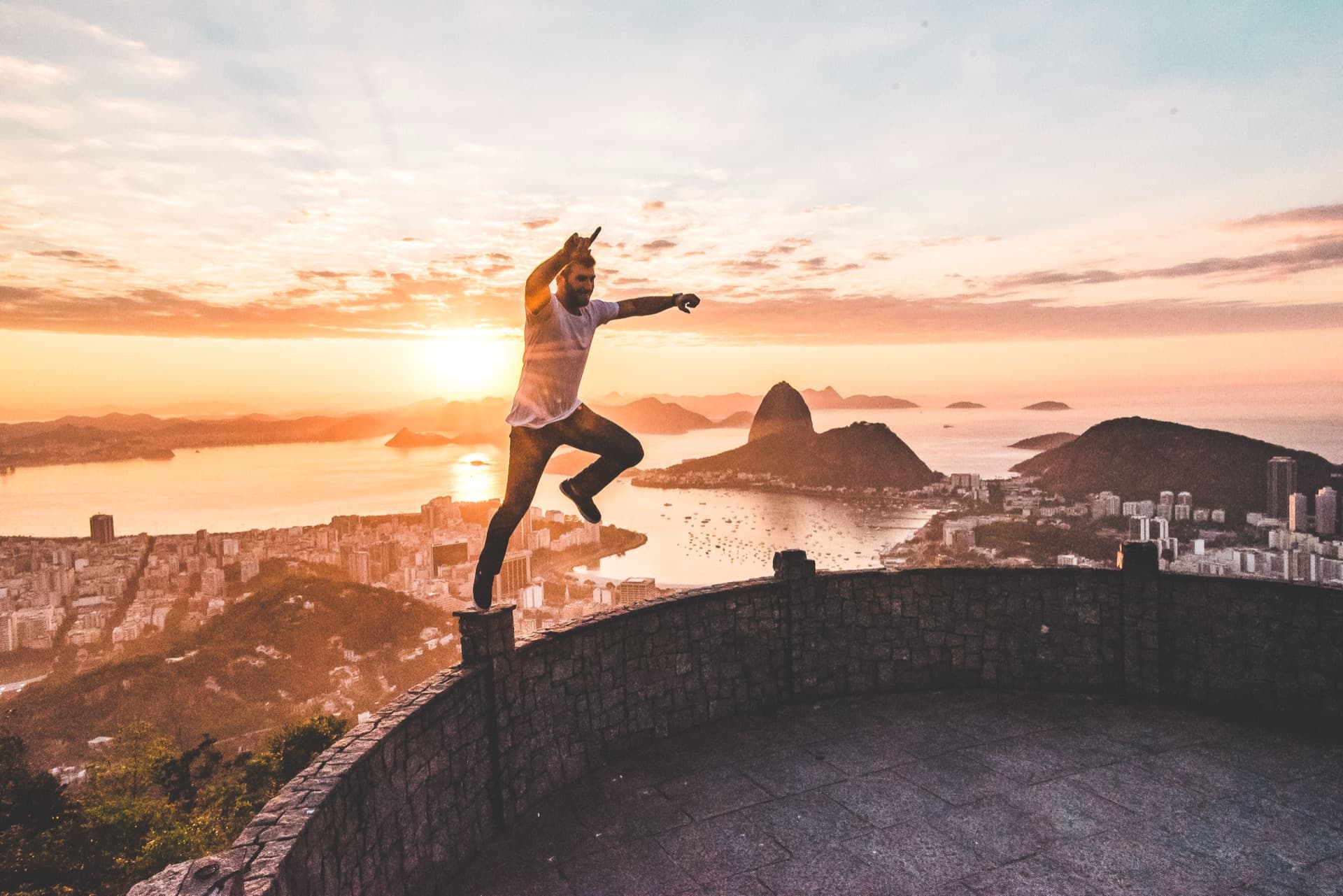 Alude em um mirante do Rio de Janeiro, com a cidade e o mar ao fundo